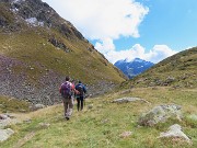 42 Scendiamo rifacendo a ritroso il percorso di salita